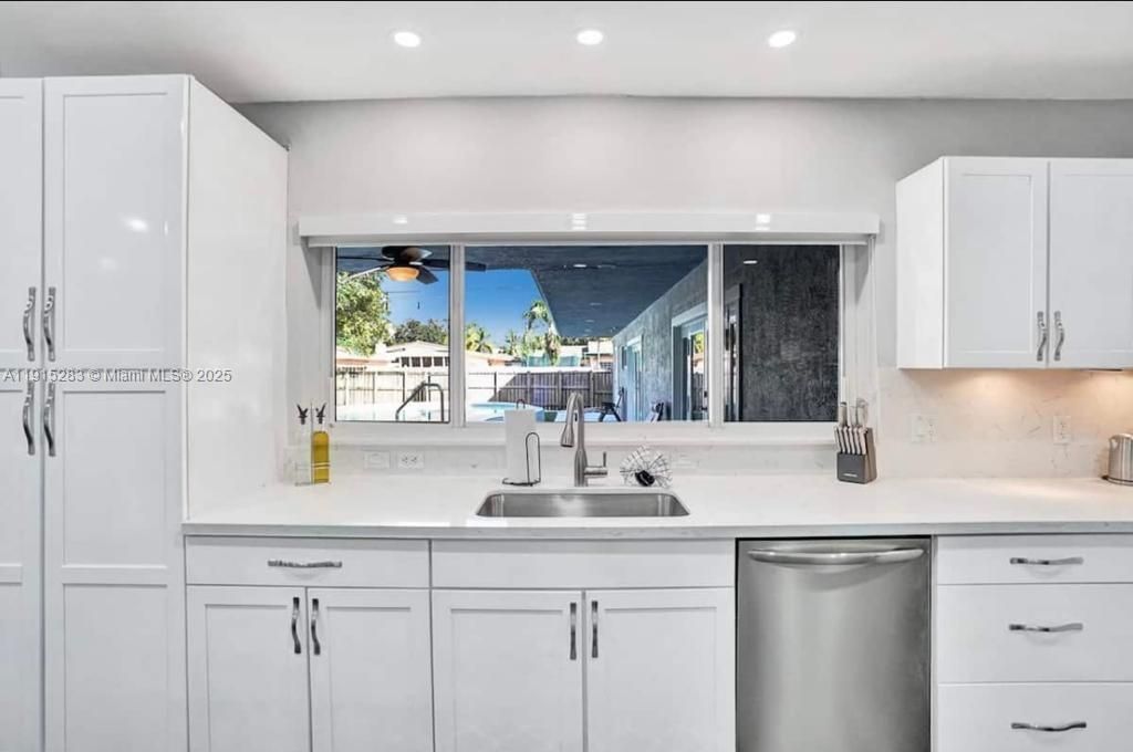 For Sale: $1,400,000 (6 beds, 5 baths, 3055 Square Feet)