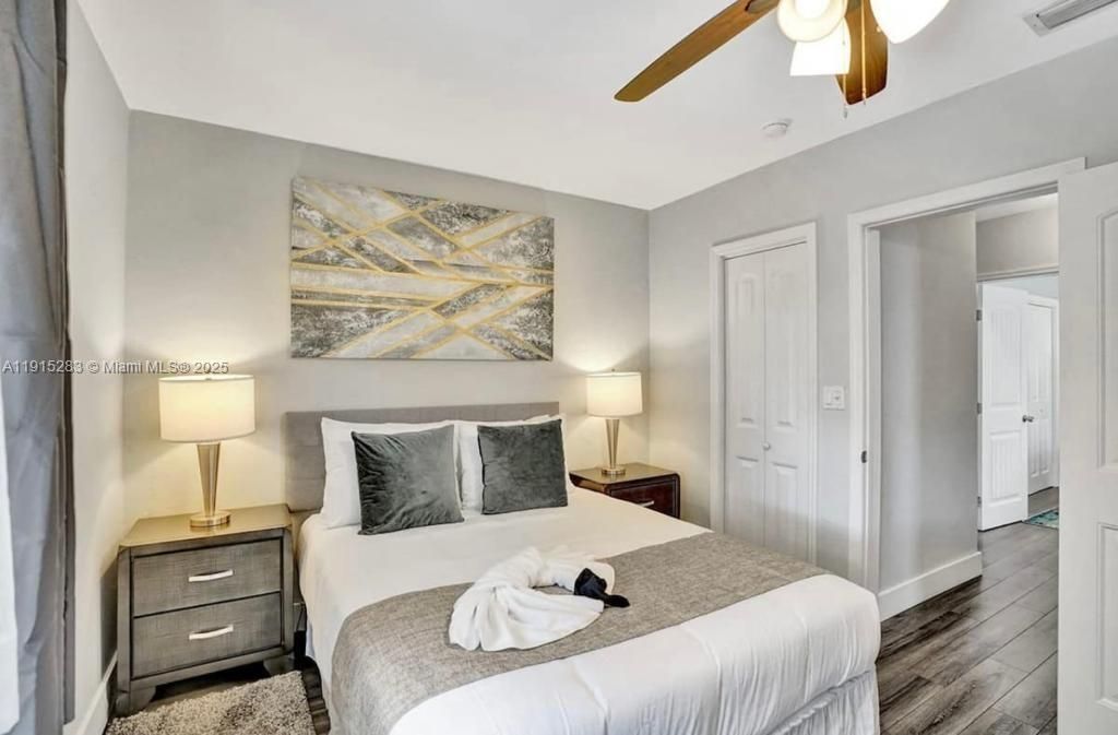 For Sale: $1,400,000 (6 beds, 5 baths, 3055 Square Feet)