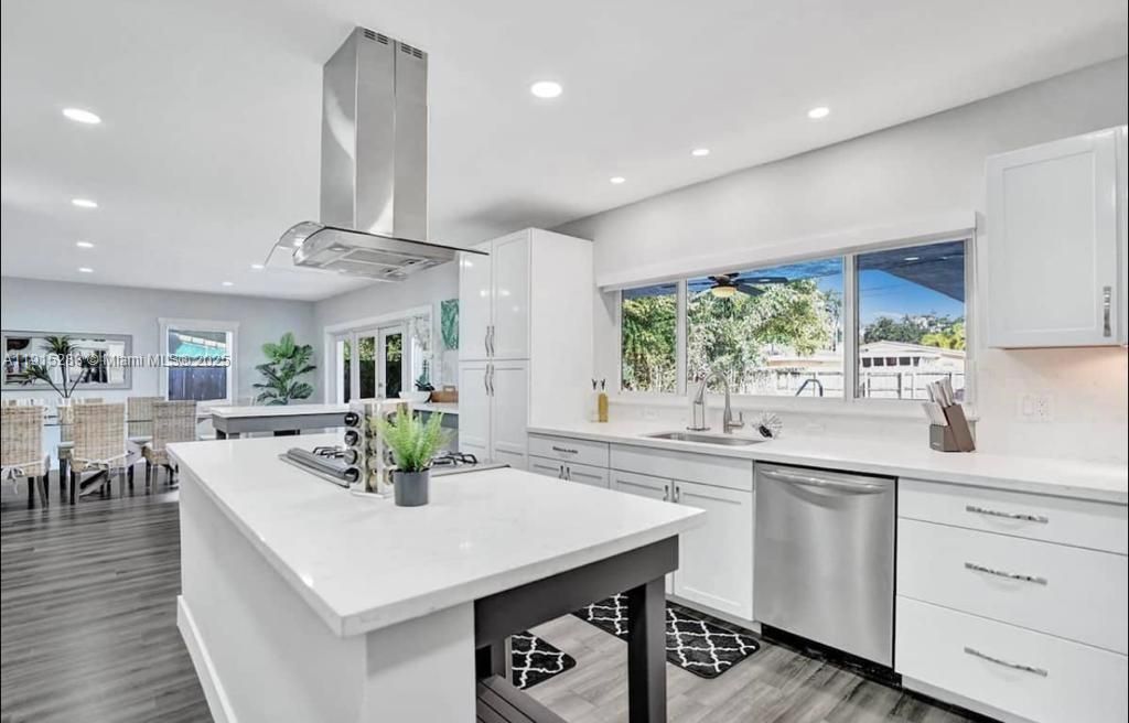 For Sale: $1,400,000 (6 beds, 5 baths, 3055 Square Feet)