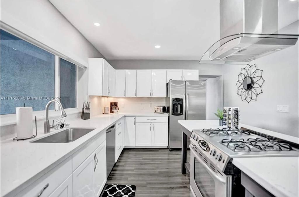 For Sale: $1,400,000 (6 beds, 5 baths, 3055 Square Feet)