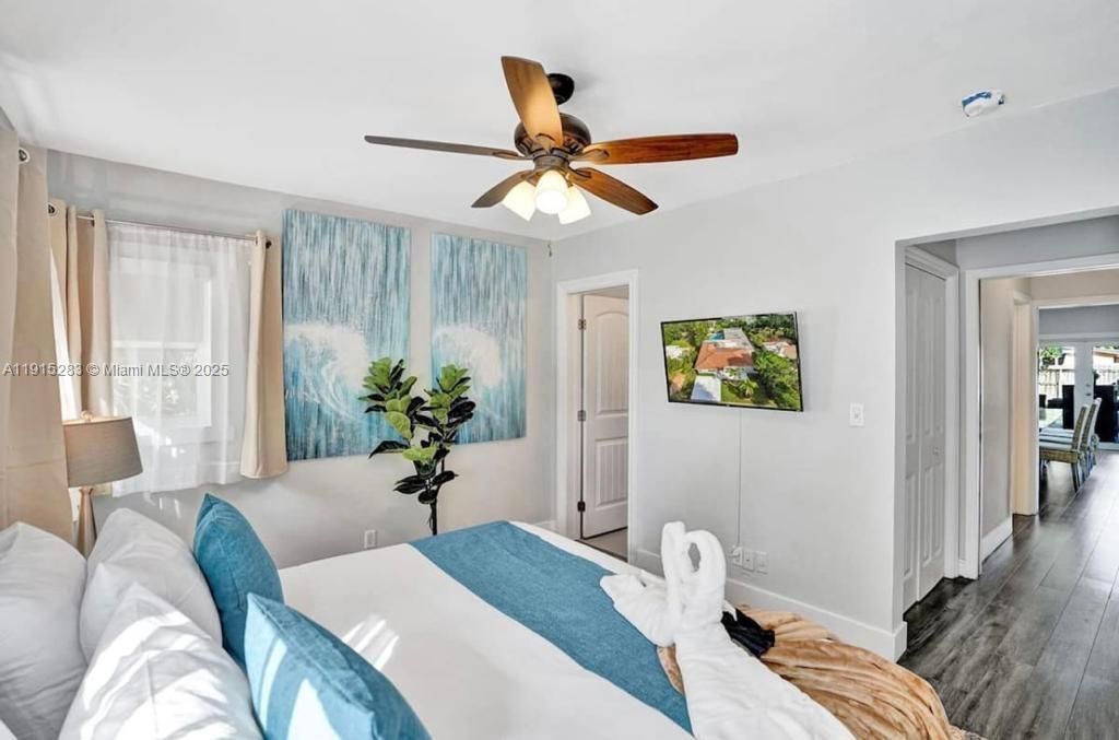 For Sale: $1,400,000 (6 beds, 5 baths, 3055 Square Feet)