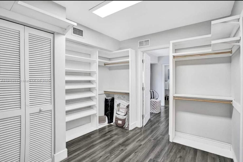 For Sale: $1,400,000 (6 beds, 5 baths, 3055 Square Feet)