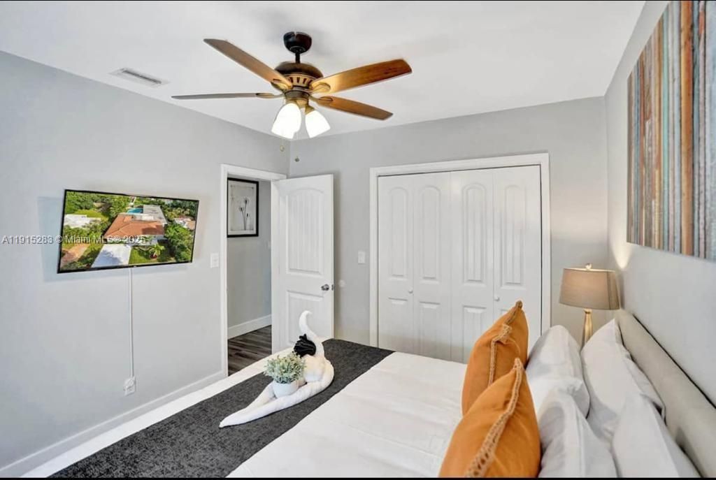 For Sale: $1,400,000 (6 beds, 5 baths, 3055 Square Feet)