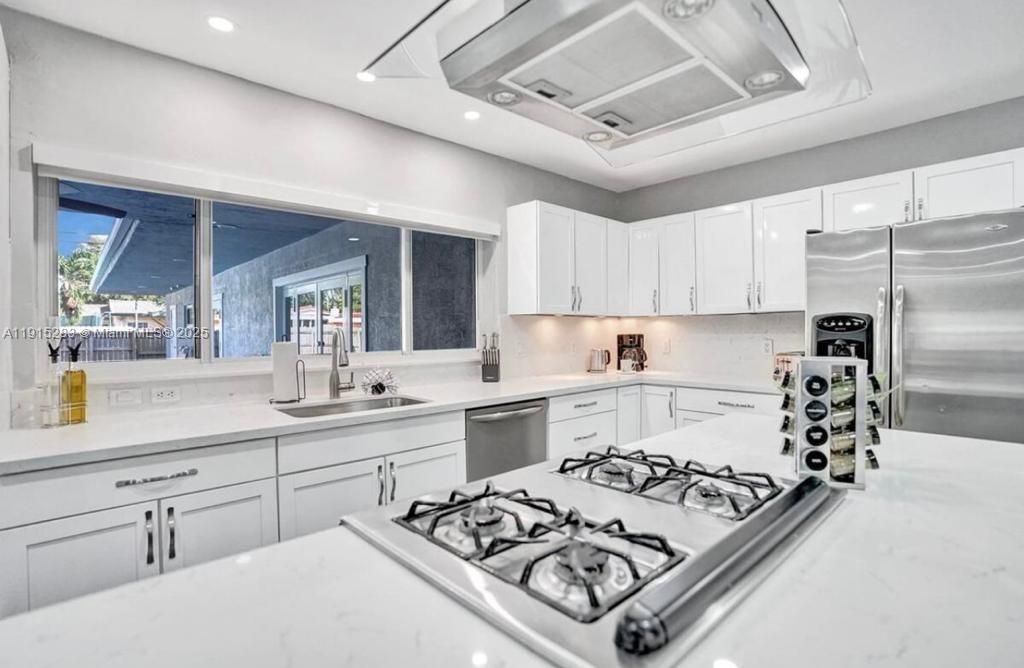 For Sale: $1,400,000 (6 beds, 5 baths, 3055 Square Feet)