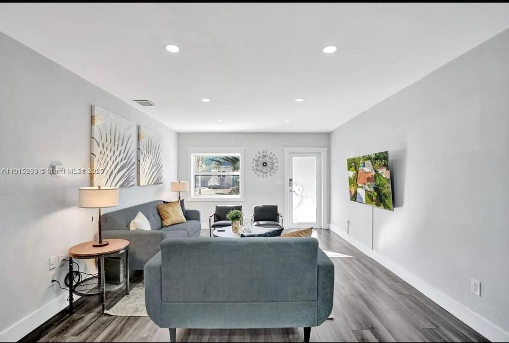 For Sale: $1,400,000 (6 beds, 5 baths, 3055 Square Feet)