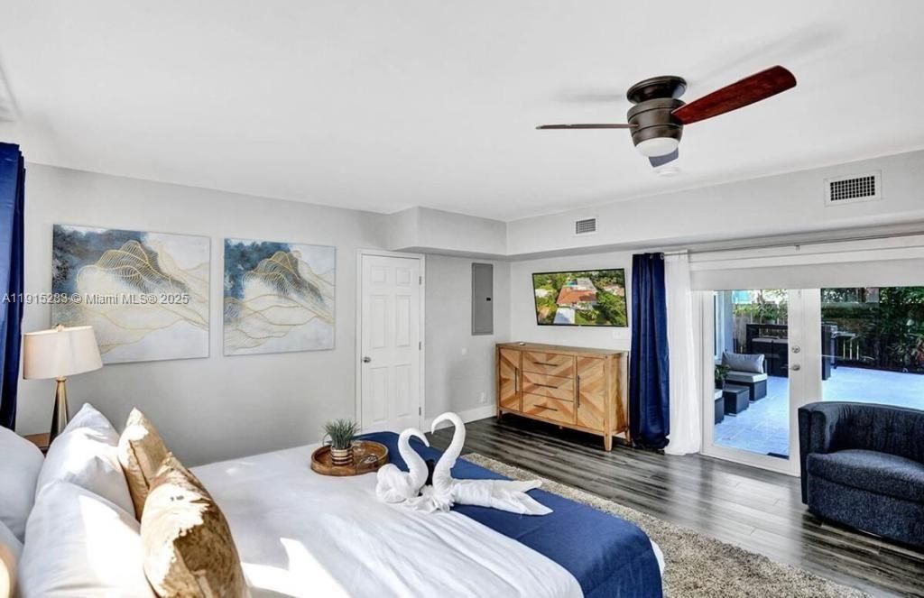 For Sale: $1,400,000 (6 beds, 5 baths, 3055 Square Feet)