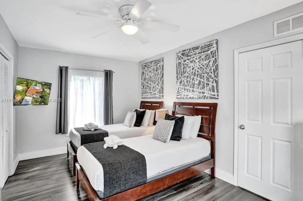 For Sale: $1,400,000 (6 beds, 5 baths, 3055 Square Feet)