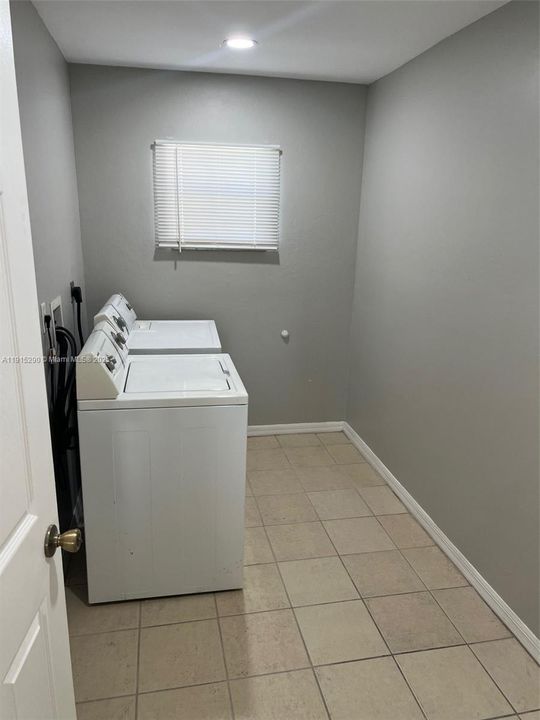 For Sale: $339,000 (4 beds, 2 baths, 1993 Square Feet)