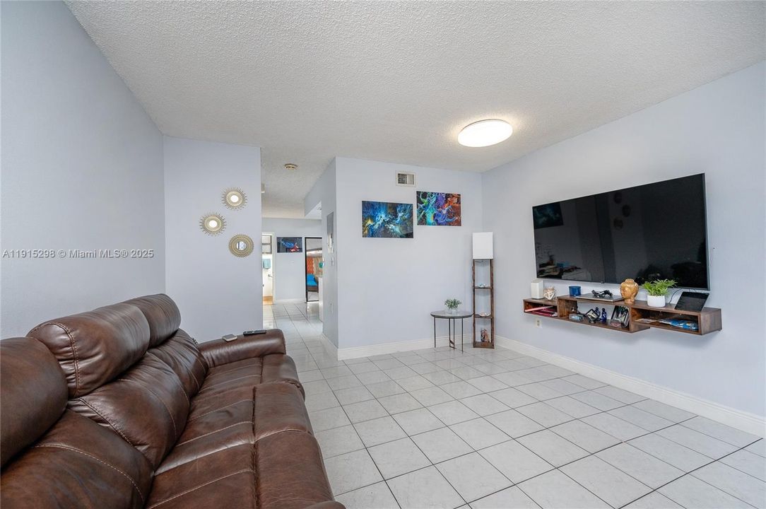 En Venta: $315,000 (2 camas, 2 baños, 1032 Pies cuadrados)