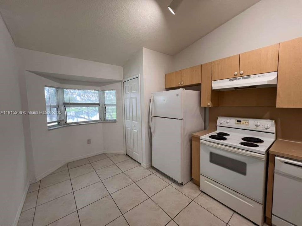 For Rent: $1,600 (2 beds, 2 baths, 815 Square Feet)