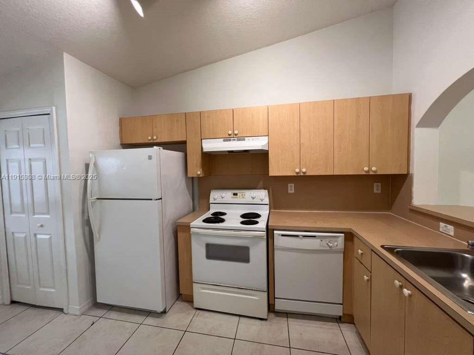 For Rent: $1,600 (2 beds, 2 baths, 815 Square Feet)