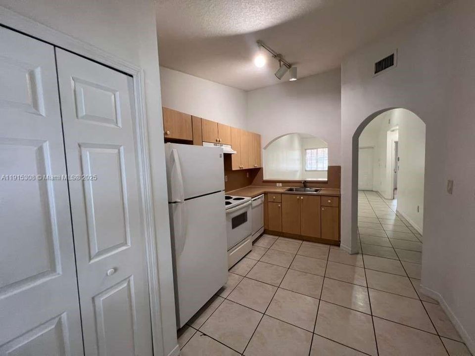 For Rent: $1,600 (2 beds, 2 baths, 815 Square Feet)