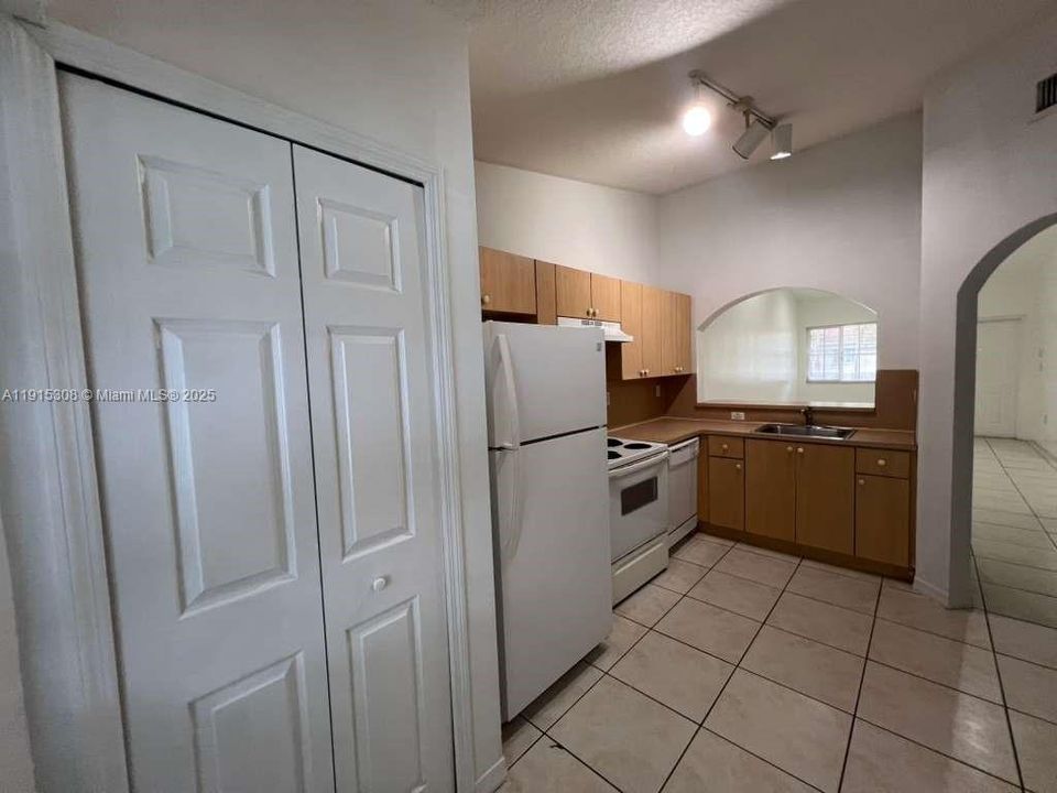 For Rent: $1,600 (2 beds, 2 baths, 815 Square Feet)
