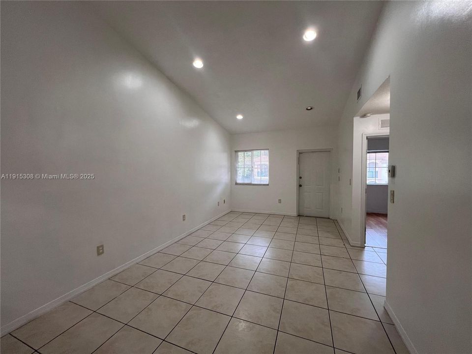 For Rent: $1,600 (2 beds, 2 baths, 815 Square Feet)