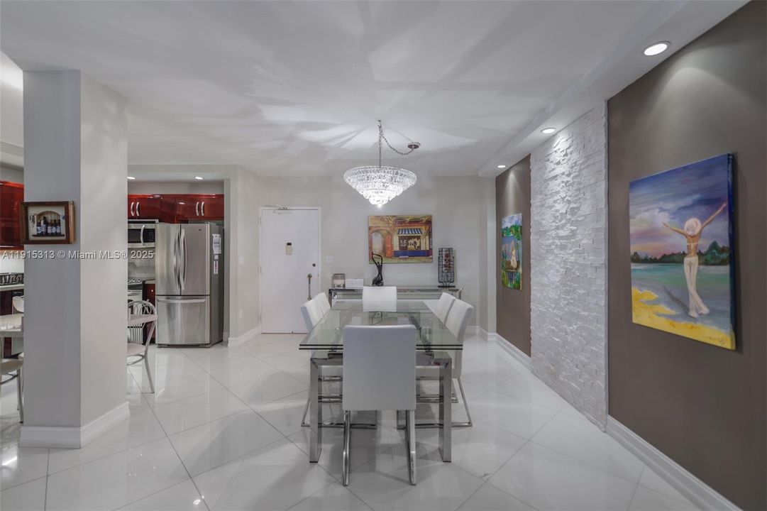 合同活跃: $699,000 (2 贝兹, 2 浴室, 1240 平方英尺)