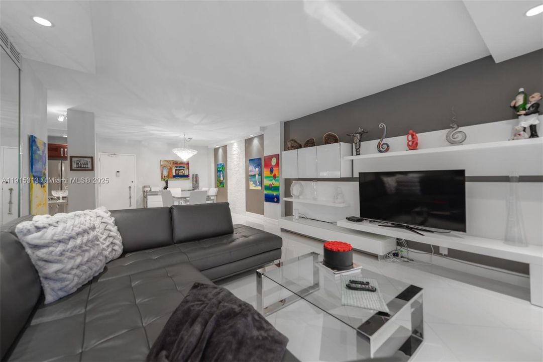 合同活跃: $699,000 (2 贝兹, 2 浴室, 1240 平方英尺)