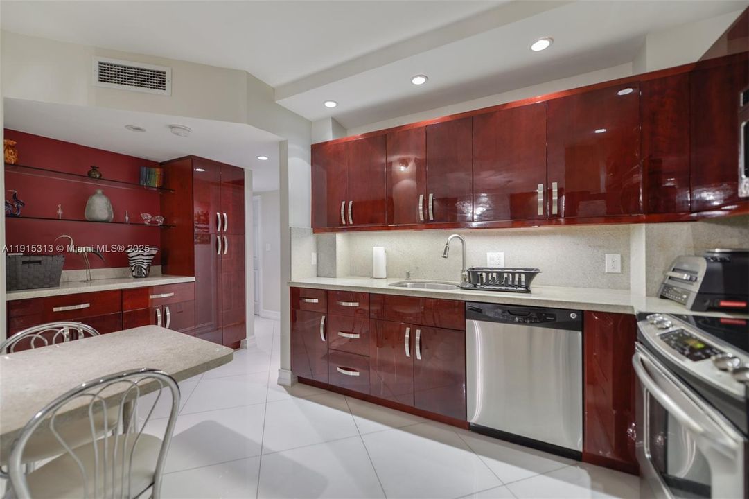 合同活跃: $699,000 (2 贝兹, 2 浴室, 1240 平方英尺)