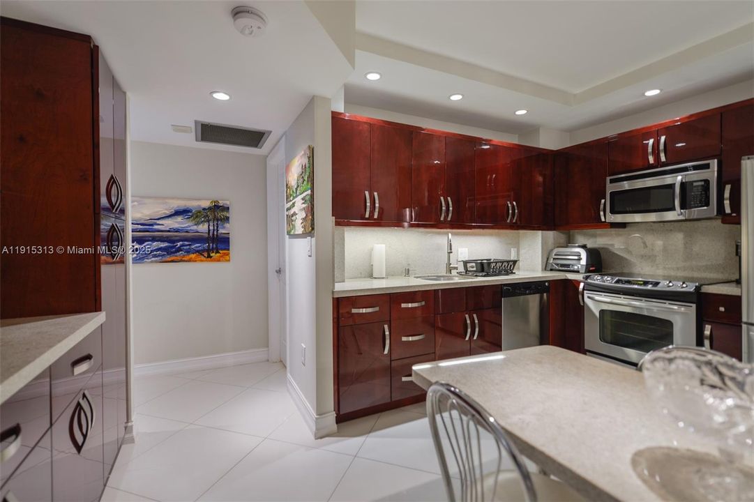 合同活跃: $699,000 (2 贝兹, 2 浴室, 1240 平方英尺)