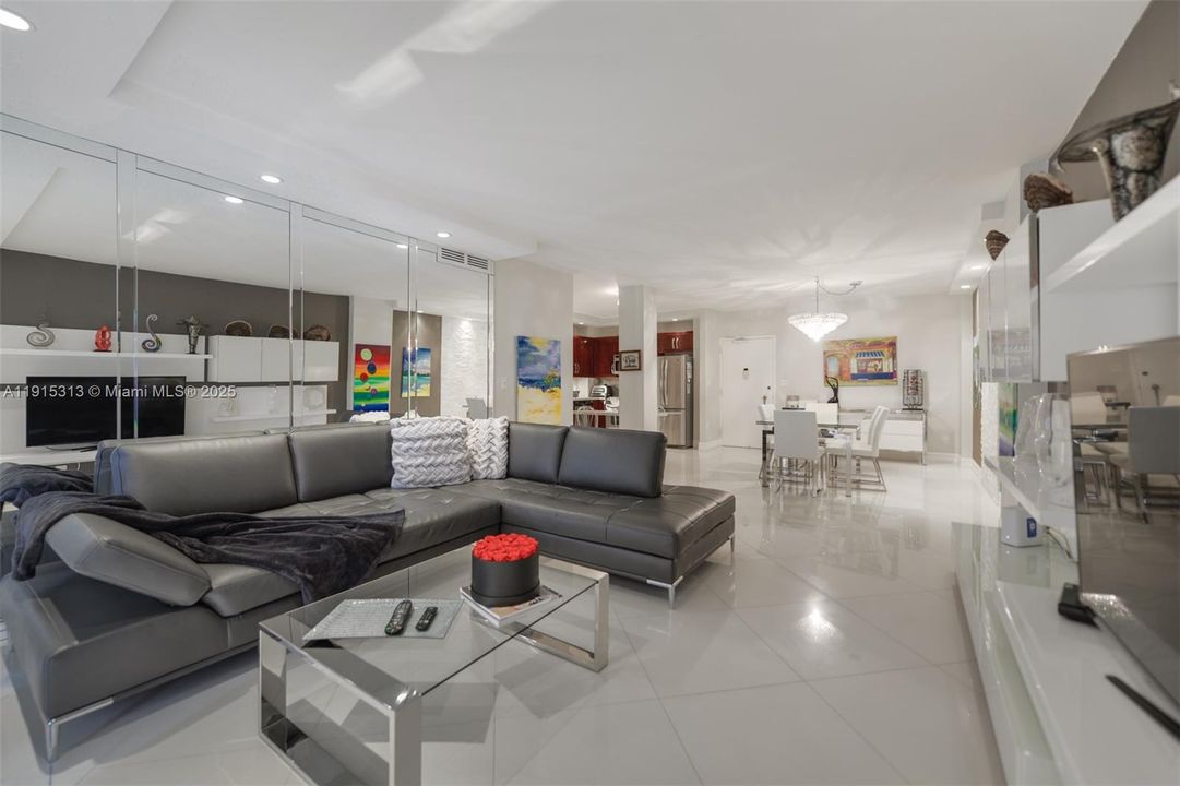 合同活跃: $699,000 (2 贝兹, 2 浴室, 1240 平方英尺)