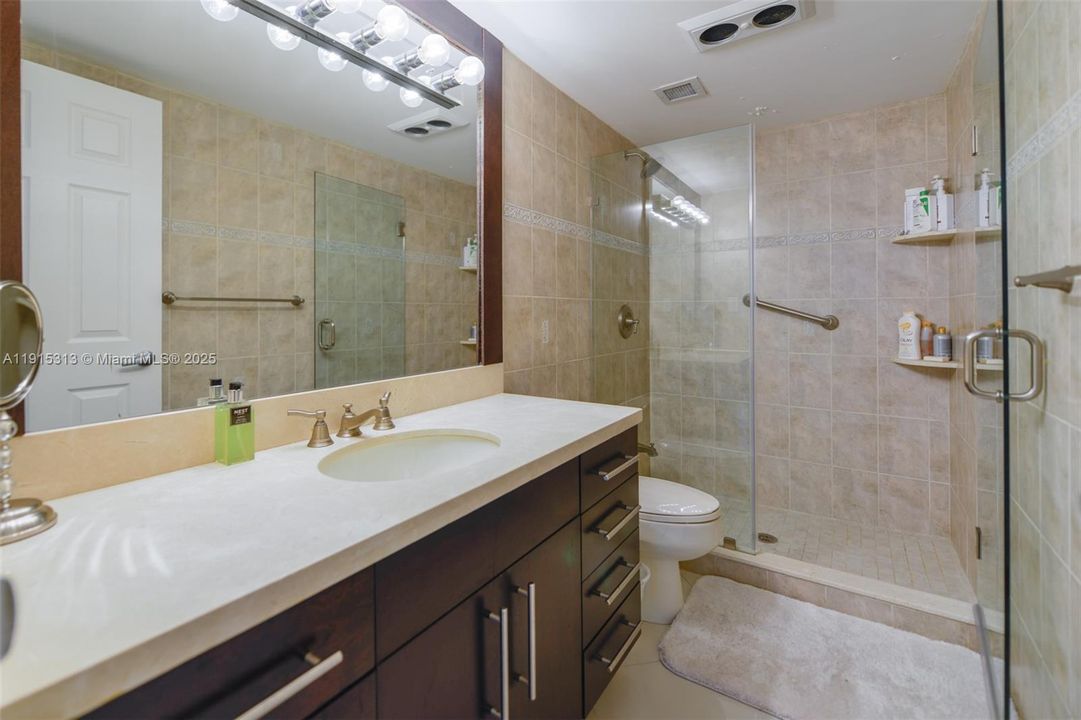 合同活跃: $699,000 (2 贝兹, 2 浴室, 1240 平方英尺)