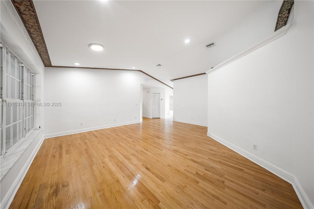 For Rent: $4,750 (3 beds, 2 baths, 1968 Square Feet)