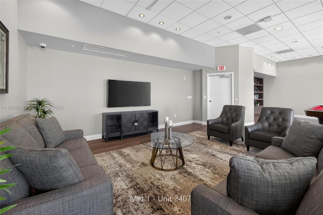 For Sale: $404,900 (1 beds, 1 baths, 733 Square Feet)