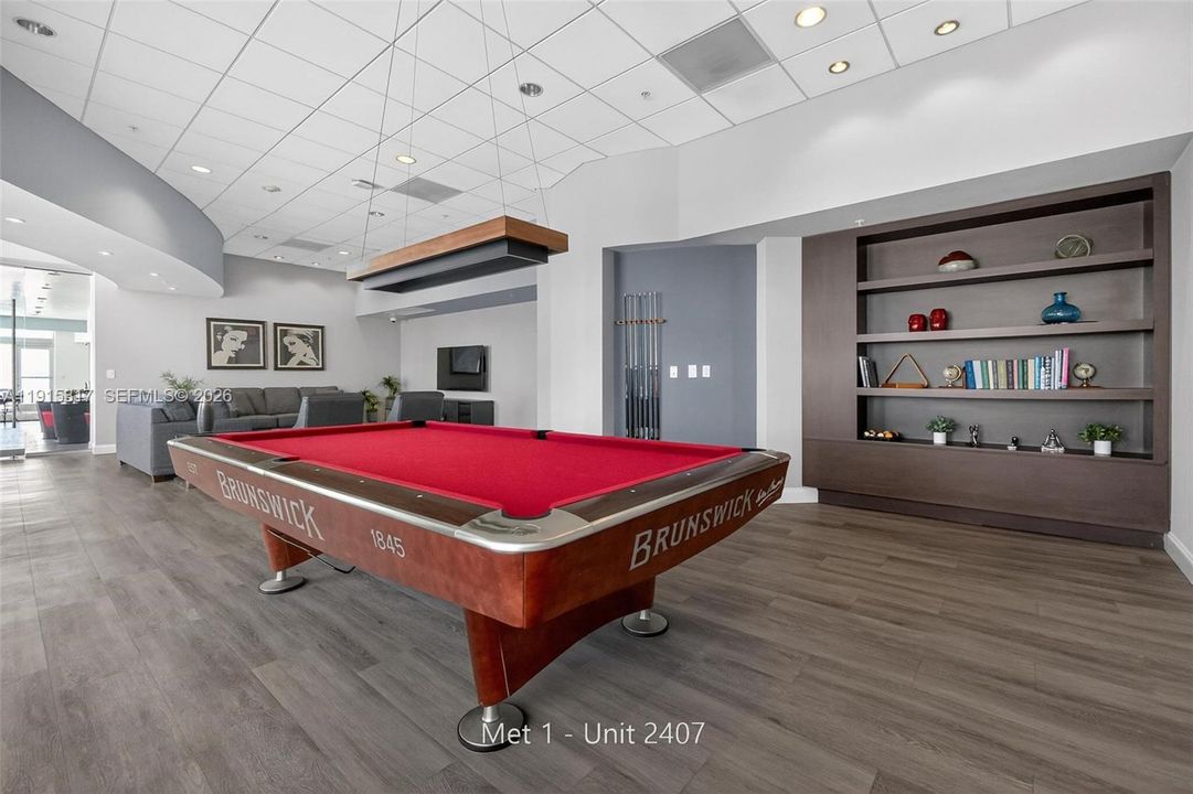 For Sale: $404,900 (1 beds, 1 baths, 733 Square Feet)