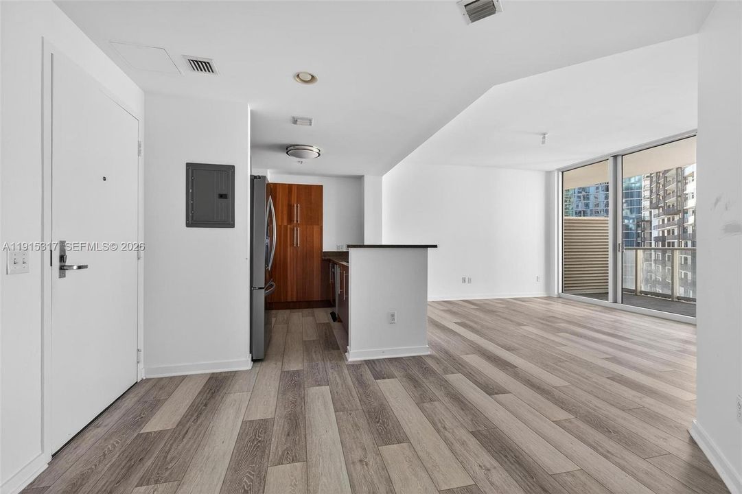For Sale: $404,900 (1 beds, 1 baths, 733 Square Feet)