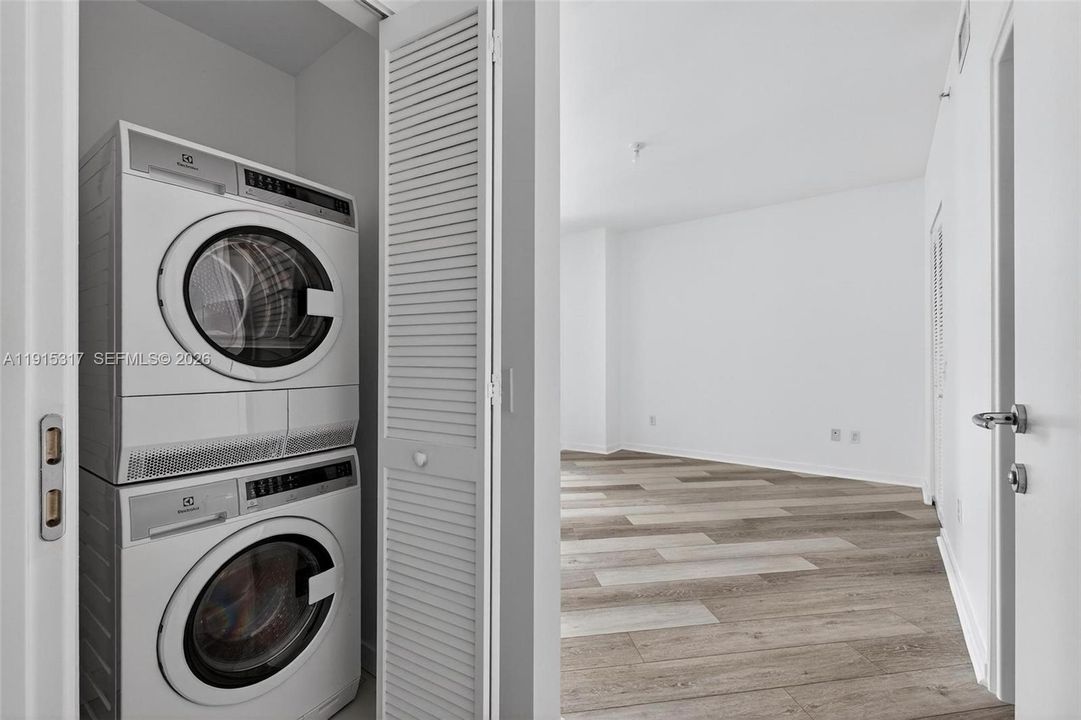 For Sale: $404,900 (1 beds, 1 baths, 733 Square Feet)