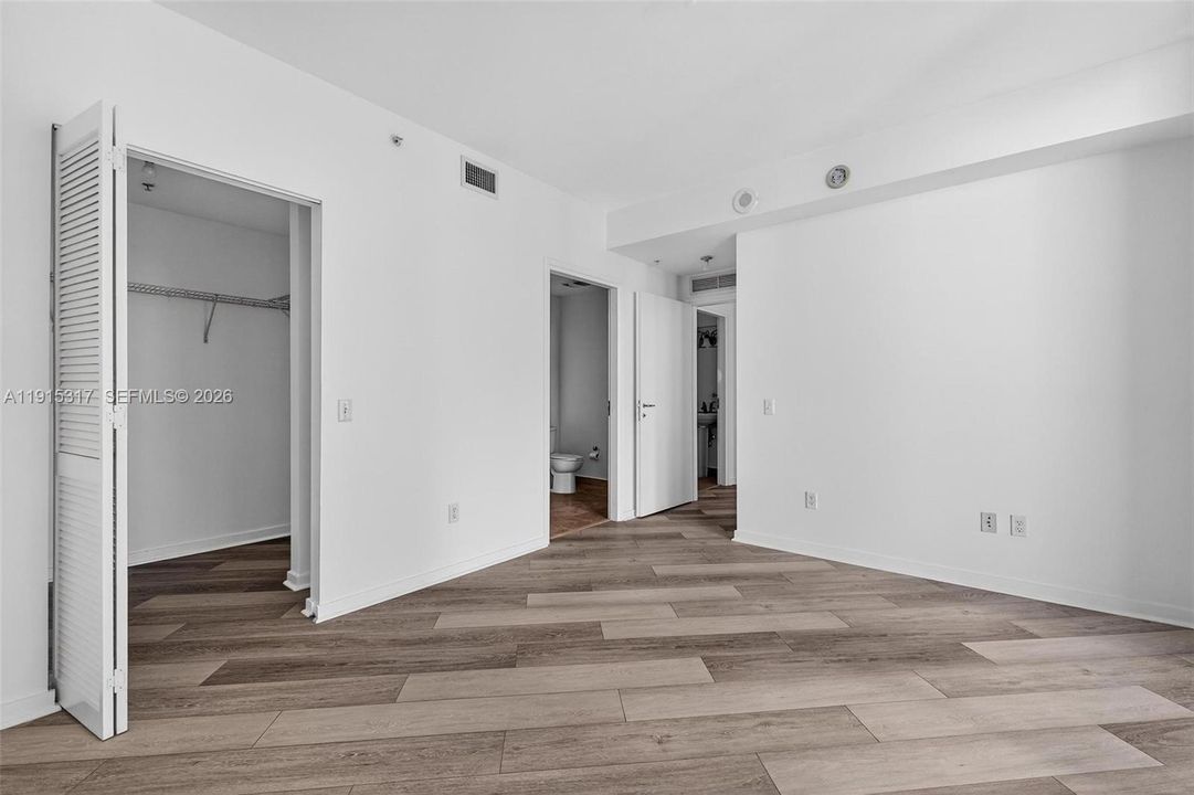 For Sale: $404,900 (1 beds, 1 baths, 733 Square Feet)