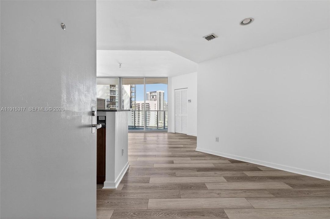 For Sale: $404,900 (1 beds, 1 baths, 733 Square Feet)
