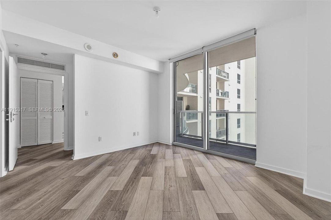 For Sale: $404,900 (1 beds, 1 baths, 733 Square Feet)