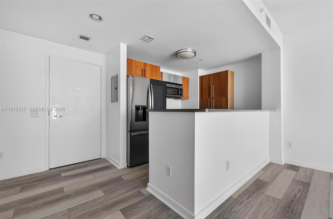 For Sale: $404,900 (1 beds, 1 baths, 733 Square Feet)