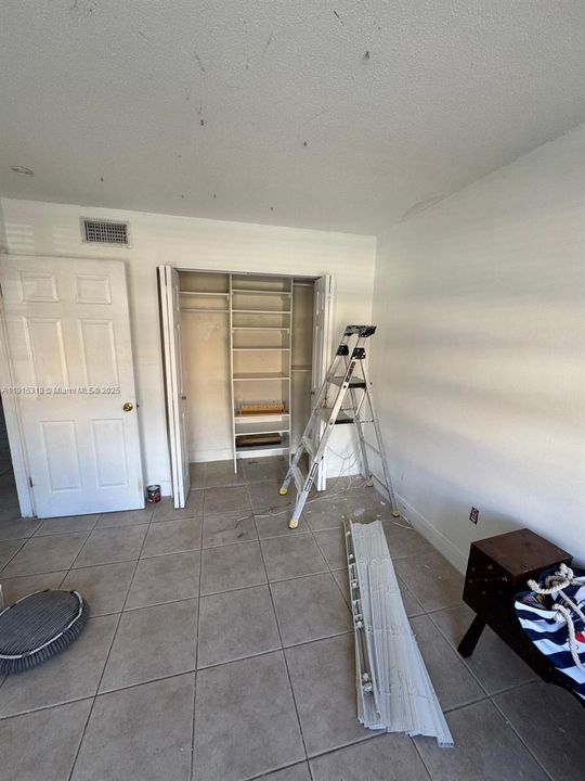 En Venta: $240,000 (2 camas, 1 baños, 890 Pies cuadrados)