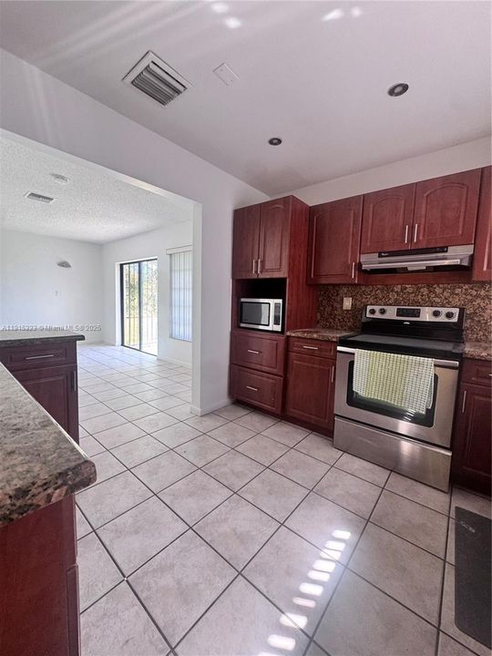 Activo con contrato: $3,000 (3 camas, 2 baños, 1364 Pies cuadrados)