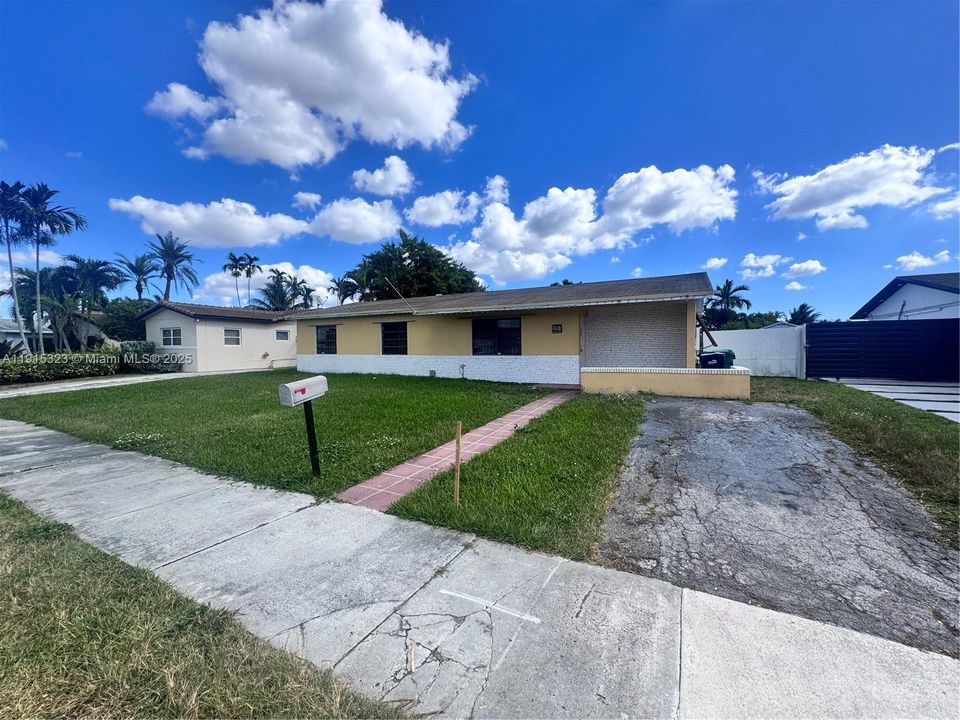 Activo con contrato: $3,000 (3 camas, 2 baños, 1364 Pies cuadrados)