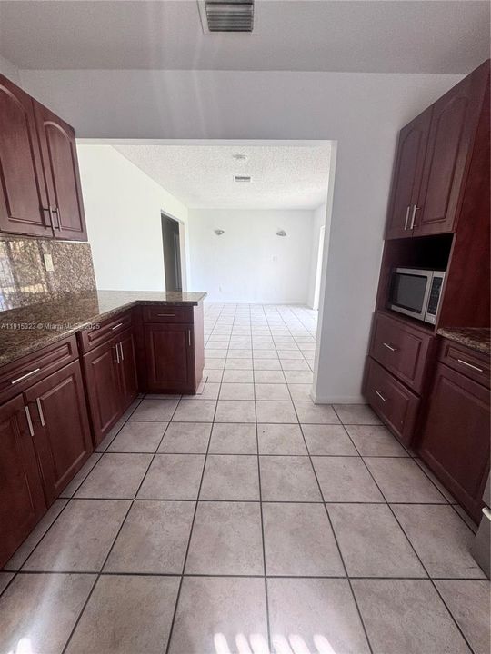 Activo con contrato: $3,000 (3 camas, 2 baños, 1364 Pies cuadrados)