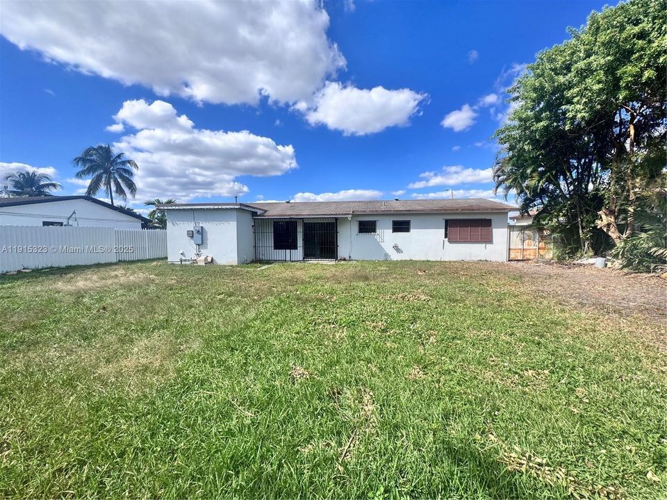 Activo con contrato: $3,000 (3 camas, 2 baños, 1364 Pies cuadrados)