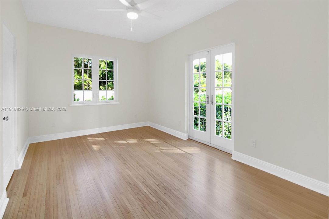 合同活跃: $1,599,000 (4 贝兹, 1 浴室, 1908 平方英尺)