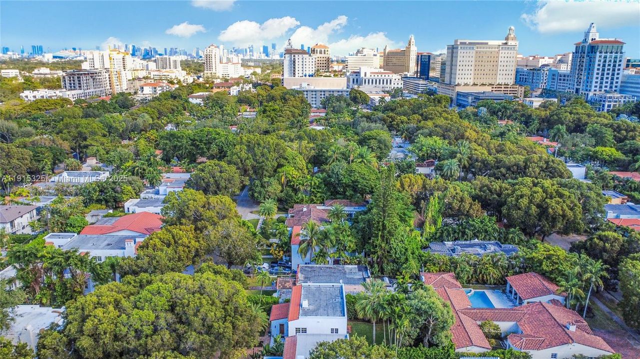 合同活跃: $1,599,000 (4 贝兹, 1 浴室, 1908 平方英尺)