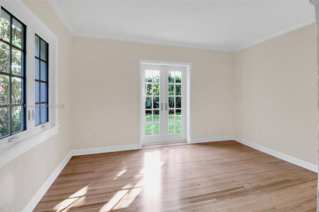 合同活跃: $1,599,000 (4 贝兹, 1 浴室, 1908 平方英尺)