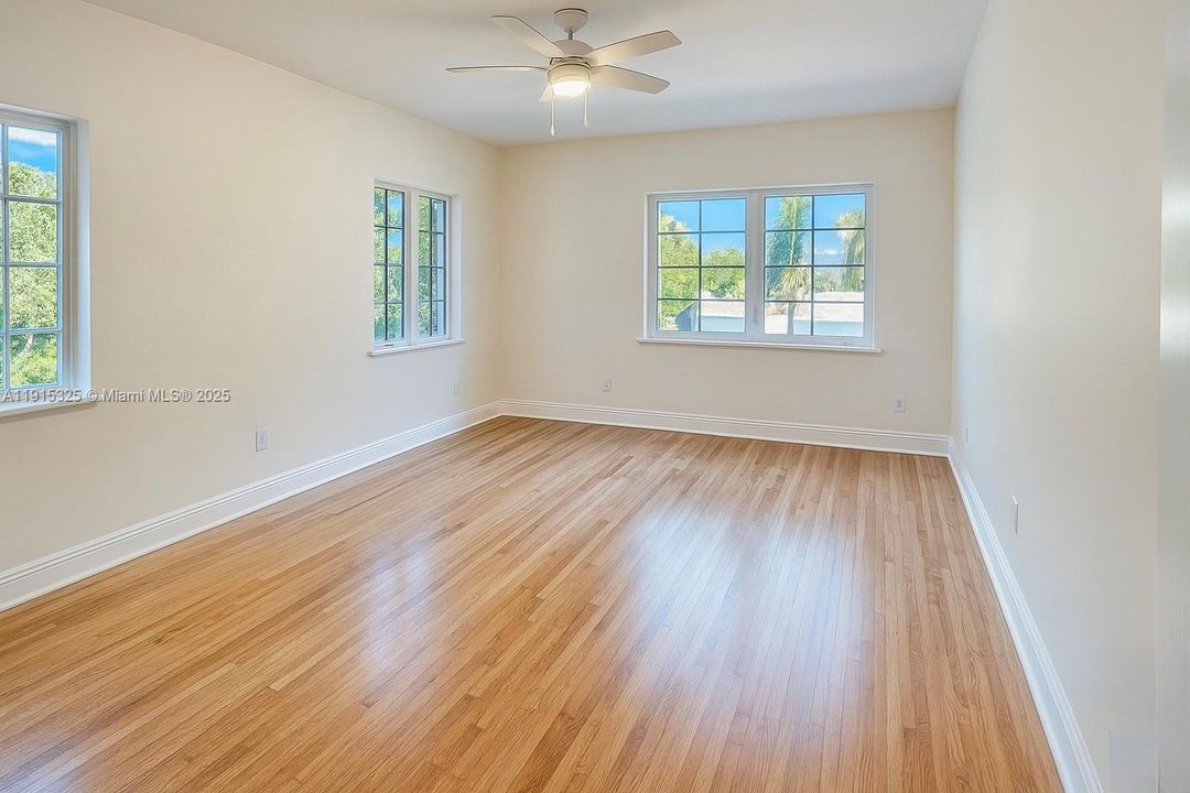 合同活跃: $1,599,000 (4 贝兹, 1 浴室, 1908 平方英尺)