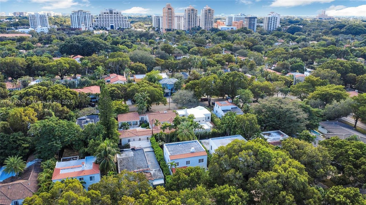 合同活跃: $1,599,000 (4 贝兹, 1 浴室, 1908 平方英尺)