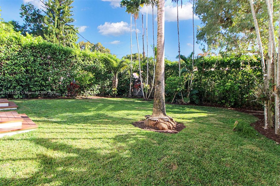 合同活跃: $1,599,000 (4 贝兹, 1 浴室, 1908 平方英尺)