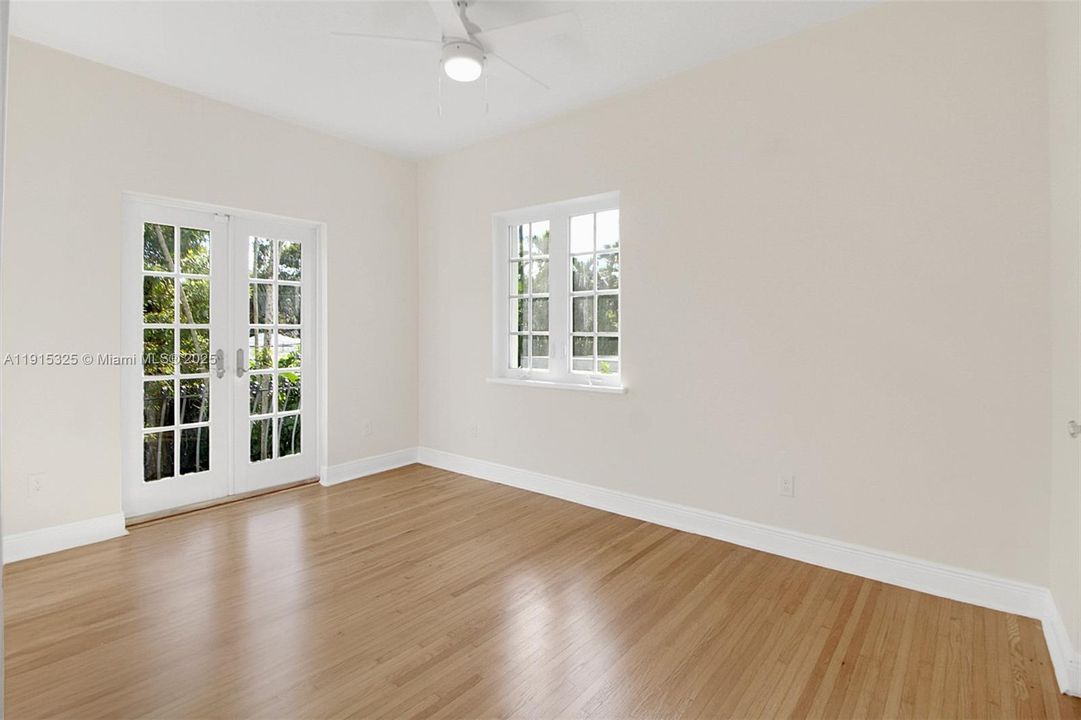 合同活跃: $1,599,000 (4 贝兹, 1 浴室, 1908 平方英尺)