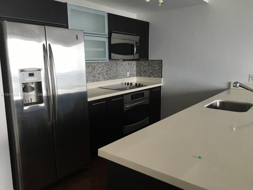 For Rent: $3,700 (2 beds, 2 baths, 1079 Square Feet)