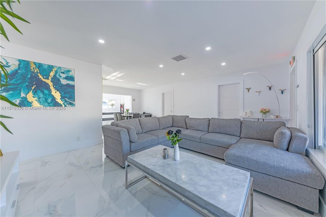 For Sale: $600,000 (3 beds, 2 baths, 1374 Square Feet)