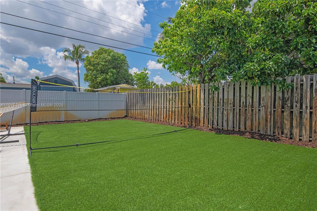 For Sale: $600,000 (3 beds, 2 baths, 1374 Square Feet)