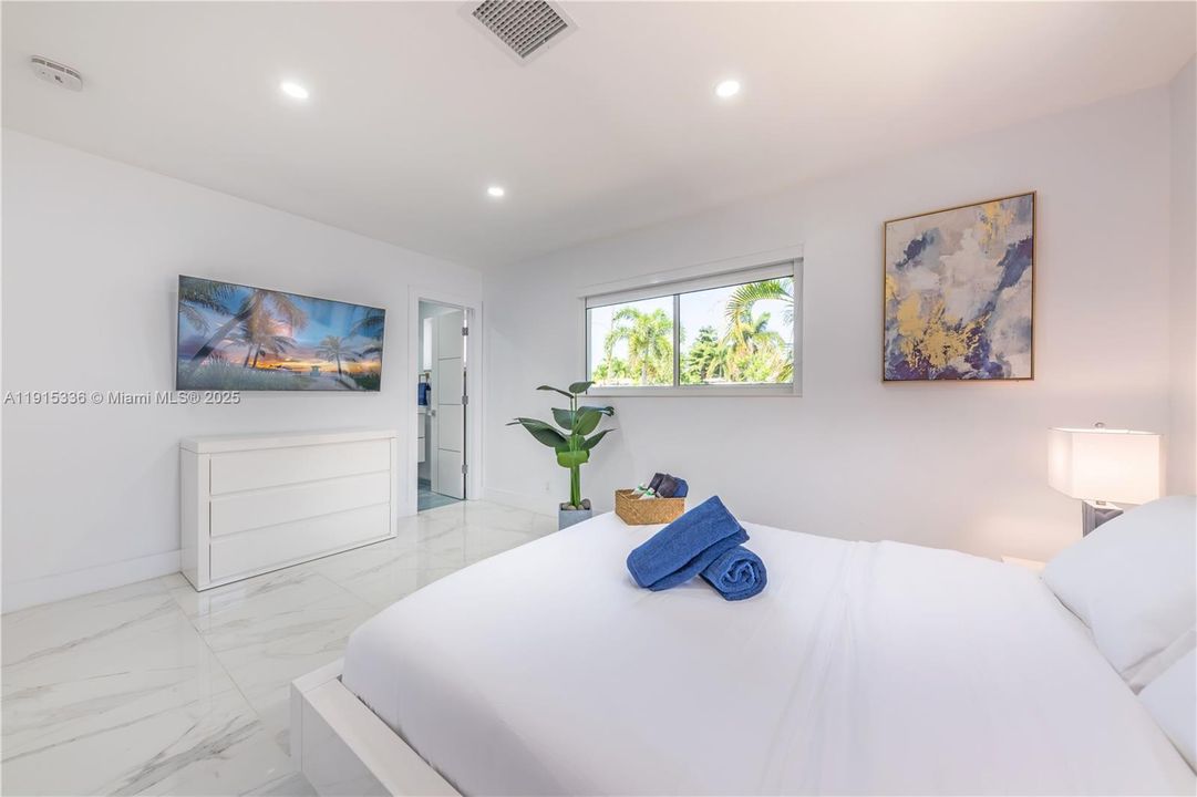 For Sale: $600,000 (3 beds, 2 baths, 1374 Square Feet)