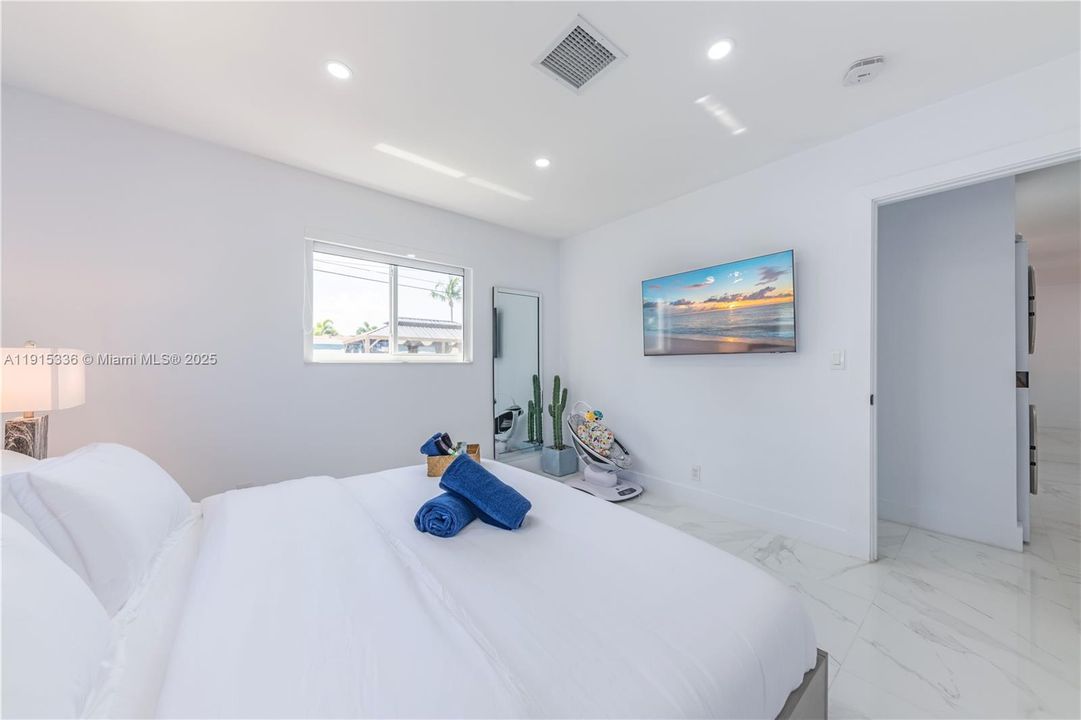 For Sale: $600,000 (3 beds, 2 baths, 1374 Square Feet)